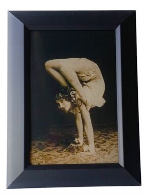 Woman Flexible Sideshow FreakShow Dancer Freakshow Music Piano Oddities Musical